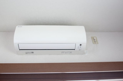 【設備】 | コンフォート・ヒル | エアコン　※同建物ほかのお部屋の写真です。