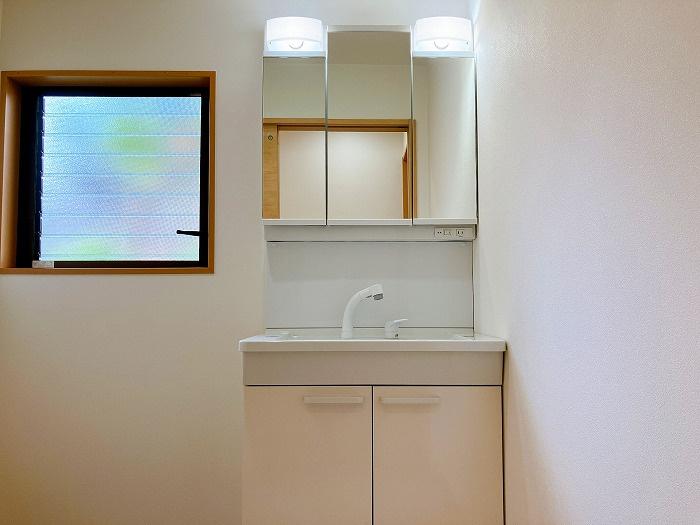 岡山市南区芳泉4丁目中古住宅の独立洗面台|◆シャワー付き洗面化粧台新品です。