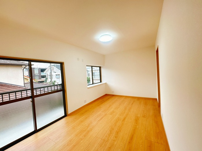 岡山市南区芳泉4丁目中古住宅の洋室|◆2階西側洋室8帖の様子です。主寝室にいかがでしょうか。