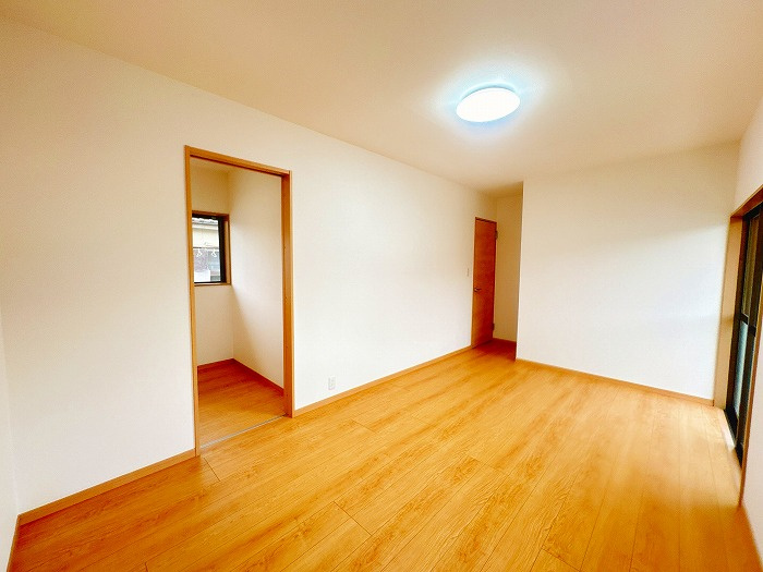 岡山市南区芳泉4丁目中古住宅の洋室|◆別角度からの2階西側洋室8帖の様子です。ウォークインクローゼットがございます。