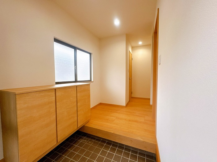 岡山市南区芳泉4丁目中古住宅の玄関|◆別角度からの内玄関の様子です。
