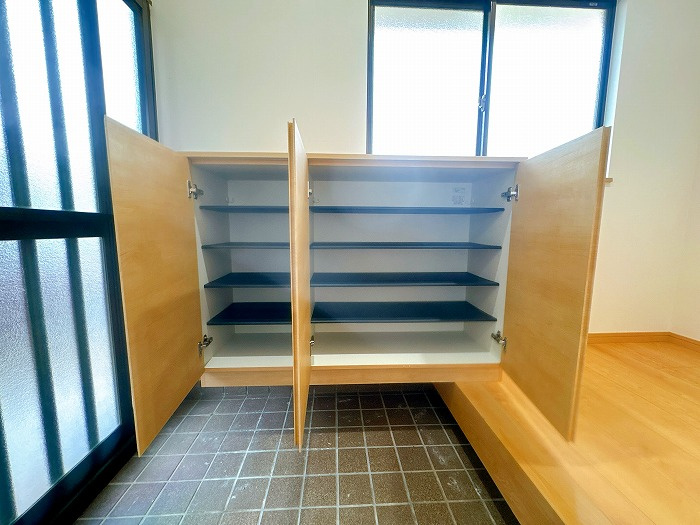 岡山市南区芳泉4丁目中古住宅の玄関|◆下駄箱もございます。