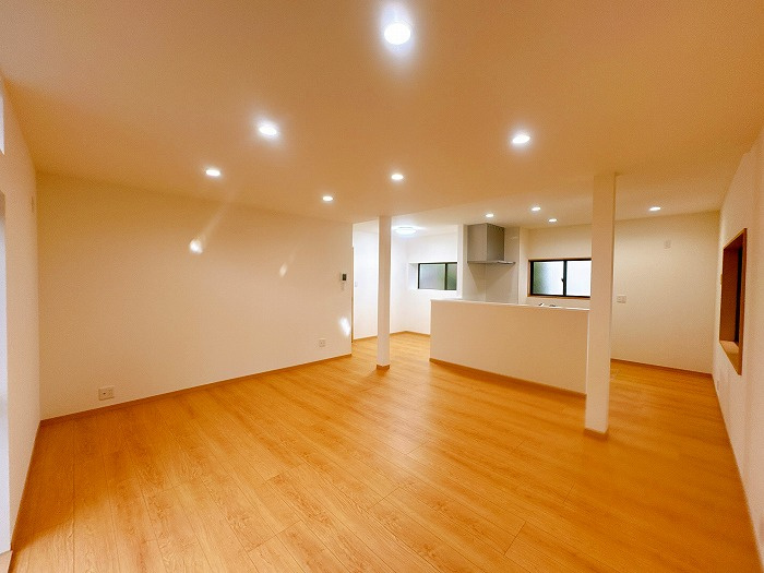 岡山市南区芳泉4丁目中古住宅の居間・リビング|◆LDKは圧巻の20帖！ゆったりとした空間です。