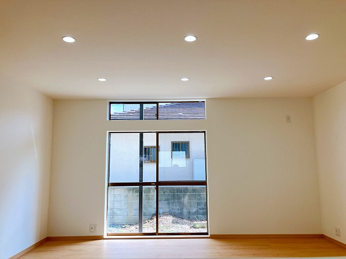 岡山市南区芳泉4丁目中古住宅の居間・リビング|◆別角度からのLDK。明かり取り窓付きで明るいお部屋です。