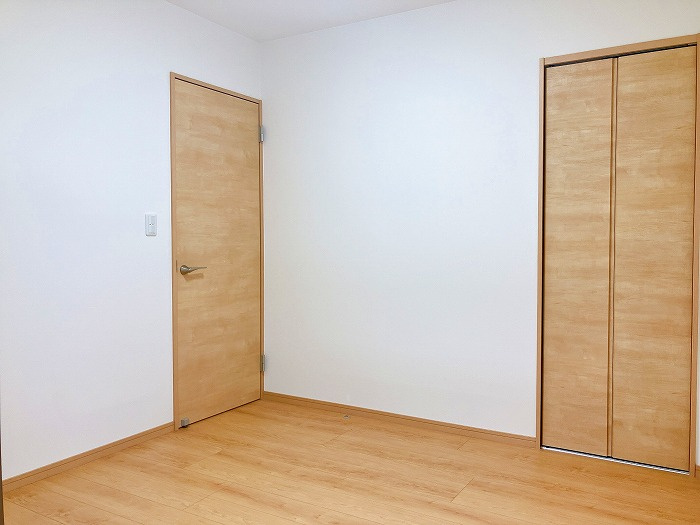 岡山市南区芳泉4丁目中古住宅の洋室|◆別角度からの1階洋室4.5帖の様子です。