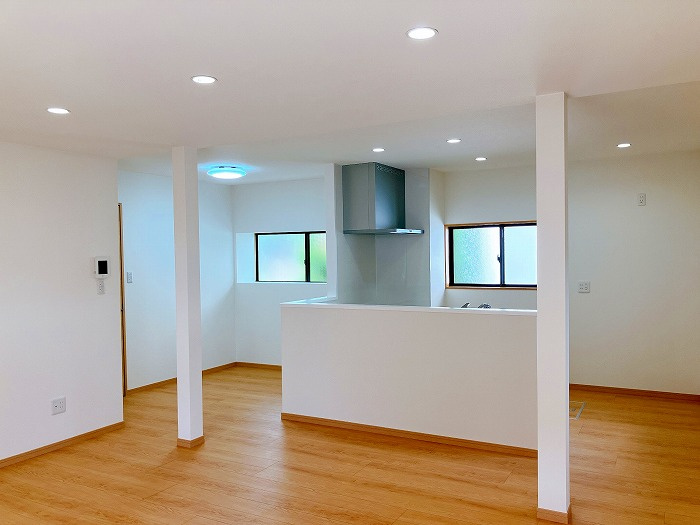 岡山市南区芳泉4丁目中古住宅のキッチン|◆ダイニングから見たキッチンの様子です。