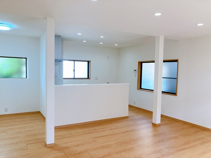 岡山市南区芳泉4丁目中古住宅のキッチン|◆ダイニングから見たキッチンの様子です。