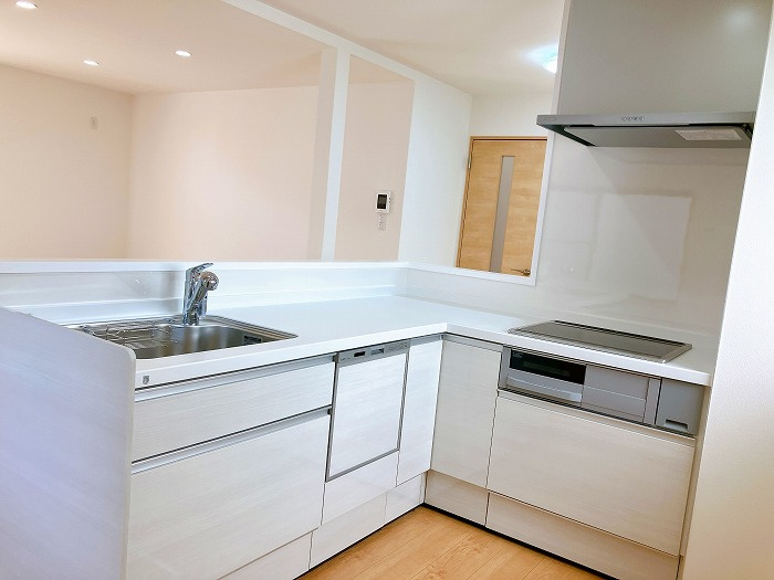 岡山市南区芳泉4丁目中古住宅のキッチン|◆システムキッチン新品交換済みです。