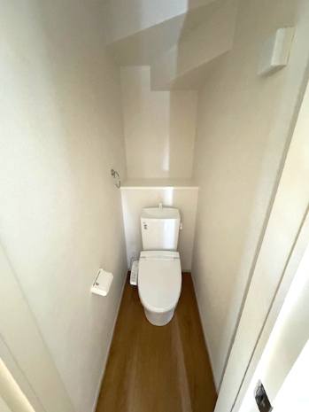 【トイレ】 | Terrechez堺市堺区寺地町西1期　2号棟 | 寒い冬でも温かい便座で快適にご使用いただける温水洗浄便座付トイレ。温水で汚れを落とせるので、トイレットペーパーの節約にも！