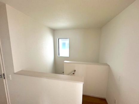 【内装】 | Terrechez堺市堺区寺地町西1期　2号棟 | 階段には手すり付き。転倒防止、転落防止など、階段の上り下りをサポートし安全性を高めます。どの世代でも安心してご使用いただけます。