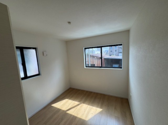 【洋室】 | Terrechez堺市堺区寺地町西1期　2号棟 | 洋室5.2帖。北東と南東の二面採光を確保！風通しが良く、開放的。プライベート空間も快適にお過ごしいただけます。