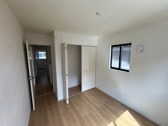 【収納】 | Terrechez堺市堺区寺地町西1期　2号棟 | 洋室5.2帖のクローゼット。奥行きがあり、収納ケースの設置も可能！折りたたんだ洋服も綺麗に保管ができますね。