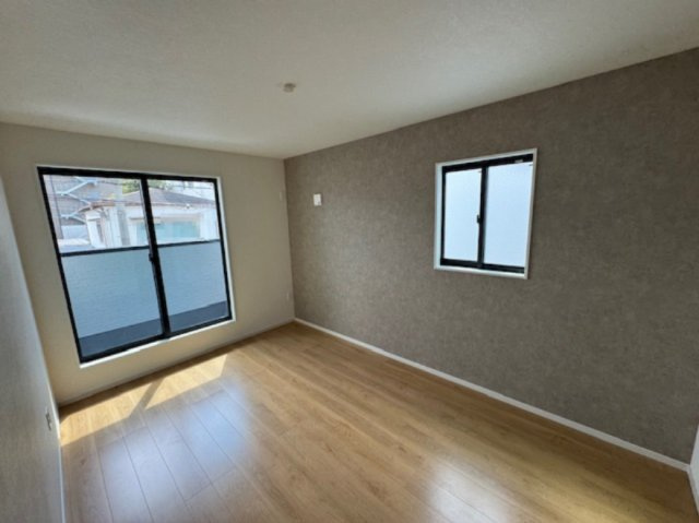 【洋室】 | Terrechez堺市堺区寺地町西1期　2号棟 | 南東向きバルコニーへ出入り可能な洋室6.7帖。バルコニーに面したお部屋は大きなお布団などもサッと干せて便利です！