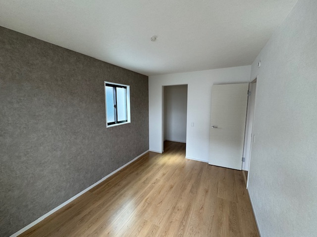 【洋室】 | Terrechez堺市堺区寺地町西1期　2号棟 | 洋室6.7帖。大型ベッドも設置可能でご夫婦の寝室にもオススメ！大きなベッドでお子様も一緒にお休みになれます。