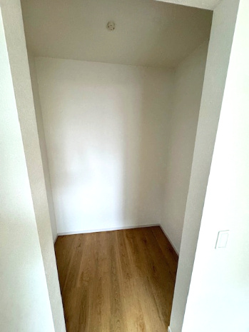 【収納】 | Terrechez堺市堺区寺地町西1期　2号棟 | 洋室6.7帖のWIC。衣類や鞄、帽子などの小物類はもちろん、大きなキャリーケースなども片付けられます！