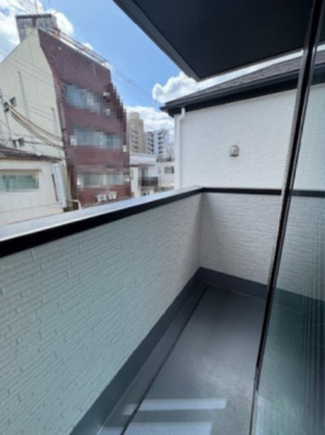 【バルコニー】 | Terrechez堺市堺区寺地町西1期　2号棟 | 洋室6.7帖に面した南東向きバルコニー。お仕事やお勉強、家事の合間に外の空気を吸ってホッと一息リフレッシュも！