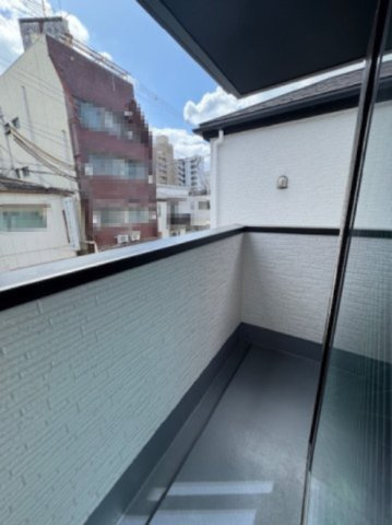 【バルコニー】 | Terrechez堺市堺区寺地町西1期　2号棟 | 洋室6.7帖に面した南東向きバルコニー。お仕事やお勉強、家事の合間に外の空気を吸ってホッと一息リフレッシュも！