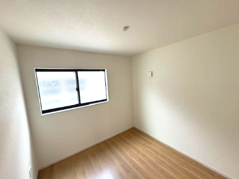 【洋室】 | Terrechez堺市堺区寺地町西1期　2号棟 | コンパクトながら使い勝手の良い洋室4.5帖。テレワークスペースや客間、趣味のお部屋など多目的にご使用いただけます。