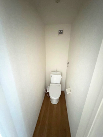 【トイレ】 | Terrechez堺市堺区寺地町西1期　2号棟 | 温水洗浄便座付トイレを各階に設置。ご使用のたびに階段の上り下りの必要がありません。朝の忙しい時間帯も混雑回避！