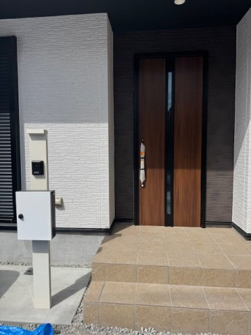 【玄関】 | Terrechez堺市堺区寺地町西1期　2号棟 | 来客時に便利なＴＶモニター付インターホン。訪問者を確認してから会話することができ、安全な暮らしを守ってくれます。