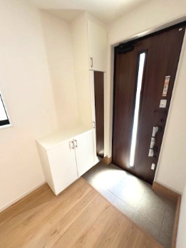 【玄関】 | Terrechez堺市堺区寺地町西1期　2号棟 | 脱いだ靴をすぐに片付けられるシューズボックス付きの玄関。お出かけ前の身だしなみチェックもバッチリな姿見付き！