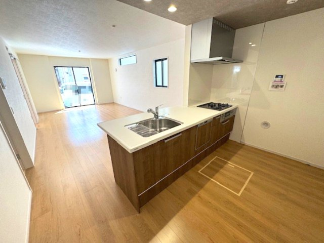 【キッチン】 | Terrechez堺市堺区寺地町西1期　2号棟 | 食器を一気に丸洗いでき、家事時間の短縮にもなる食洗機搭載のキッチン！複数品同時調理も可能な三口コンロ採用。