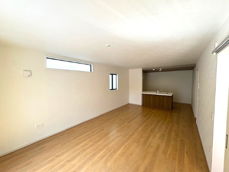 【居間・リビング】 | Terrechez堺市堺区寺地町西1期　2号棟 | ご家族がゆったりとお過ごしいただけるLDKは19.0帖！ソファやダイニングテーブルなどを設置しても余裕の広さです。