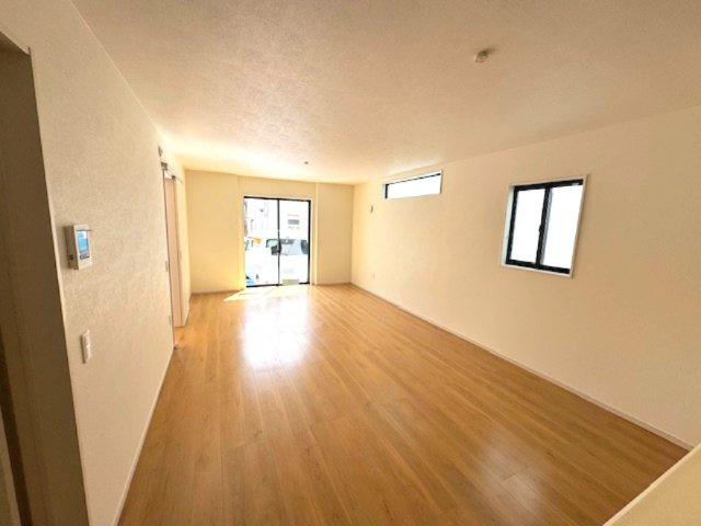 【居間・リビング】 | Terrechez堺市堺区寺地町西1期　2号棟 | 南東面の大きな掃き出し窓からたっぷりと自然光が差し込みます。ご家族が自然と集まりたくなる開放感ある憩いの空間です。