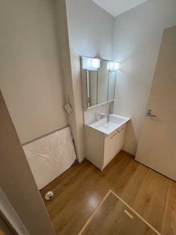 【独立洗面台】 | Terrechez堺市堺区寺地町西1期　2号棟 | 木のぬくもりと白を基調とした清潔感のある洗面室。鏡が大きく朝の身支度も捗る三面鏡付き洗面化粧台を採用！