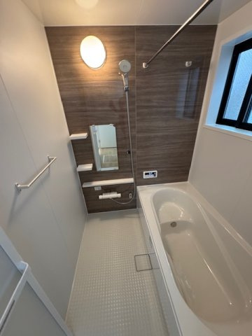 【浴室】 | Terrechez堺市堺区寺地町西1期　2号棟 | 足を伸ばしてゆったりと湯船に浸かれる広々バスルーム。時間や天気を気にせず洗濯物を乾かせる浴室乾燥機付き！