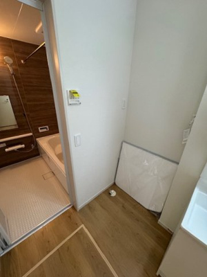 【脱衣所】 | Terrechez堺市堺区寺地町西1期　2号棟 | 洗濯機置き場を室内に設置。梅雨時期や花粉の時期でも室内で洗濯ができます。内覧・お問い合わせはお気軽にどうぞ。