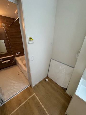 【脱衣所】 | Terrechez堺市堺区寺地町西1期　2号棟 | 洗濯機置き場を室内に設置。梅雨時期や花粉の時期でも室内で洗濯ができます。内覧・お問い合わせはお気軽にどうぞ。