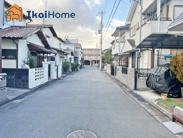 明石市二見町西二見　中古戸建の前面道路含む現地写真|●年中無休：当日予約可●前面道路南側広く幅員約6mございますのでお車の出し入れも安心です。