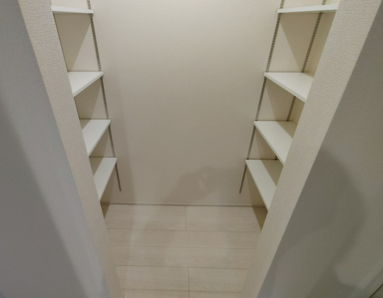 【新築】鶴ヶ島市藤金新築分譲住宅 2号棟のキッチン|キッチン横には便利なパントリー付き☆