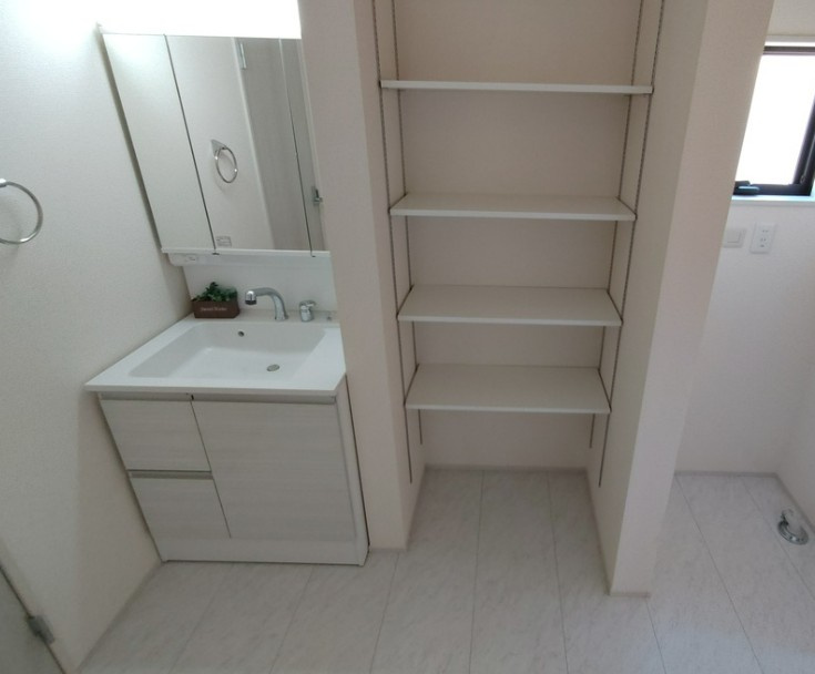 【新築】鶴ヶ島市藤金新築分譲住宅 2号棟の独立洗面台|朝の身支度に欠かせない洗面台です！収納を挟んでランドリースペースがあります！