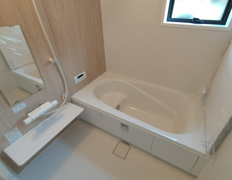 【新築】鶴ヶ島市藤金新築分譲住宅 2号棟の浴室|足の伸ばせるバスタブでリラックスタイムを過ごしましょう♪
