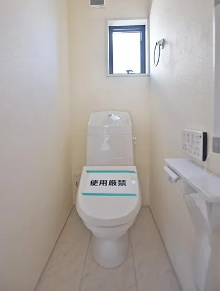 【新築】鶴ヶ島市藤金新築分譲住宅 2号棟のトイレ|シンプルなトイレスペースです♪