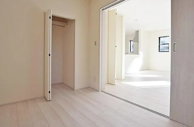 【新築】鶴ヶ島市藤金新築分譲住宅 2号棟の洋室|1F リビング隣4.5帖洋室です！