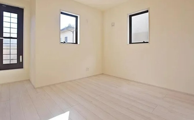 【新築】鶴ヶ島市藤金新築分譲住宅 2号棟の洋室|2F 6.8帖洋室です！バルコニーに続くドアあり！