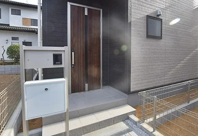 【新築】鶴ヶ島市藤金新築分譲住宅 2号棟の玄関|税制優遇の長期優良住宅♪
住宅性能評価W取得の安心の家！