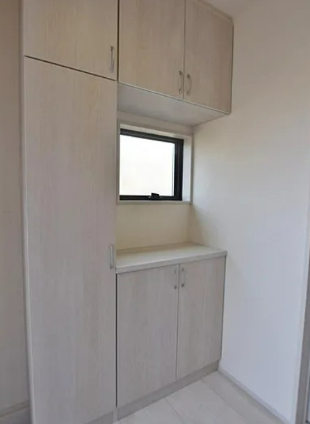 【新築】鶴ヶ島市藤金新築分譲住宅 2号棟の玄関|コの字型玄関収納でたくさん入ります♪