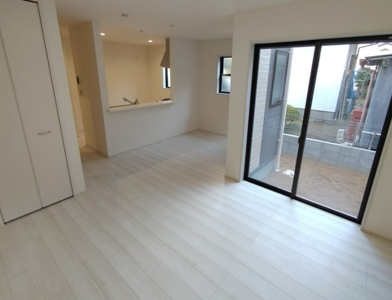 【新築】鶴ヶ島市藤金新築分譲住宅 2号棟の居間・リビング|16帖の明るいLDKです☆