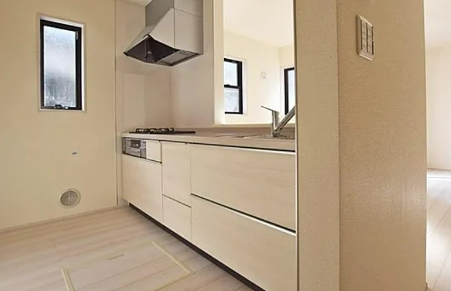 【新築】鶴ヶ島市藤金新築分譲住宅 2号棟のキッチン|対面式のシステムキッチンでお料理をしながらリビングを見渡せます♪