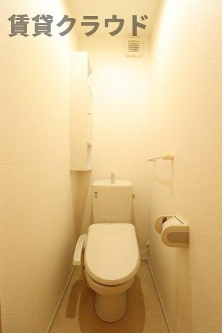 フェリーチェ　トレのトイレ|ストッカーとして便利な棚もある、落ち着いたトイレです！