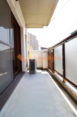 【バルコニー】 | メゾン小林 | 暖かな日差しのふりそそぐバルコニー※同タイプのお部屋になります。