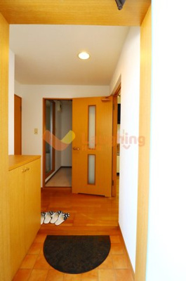 【玄関】 | メゾン小林 | 明るい玄関です※同タイプのお部屋になります。