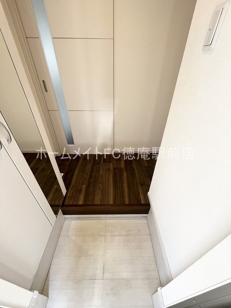 東大阪市中鴻池町２丁目のアパートの玄関