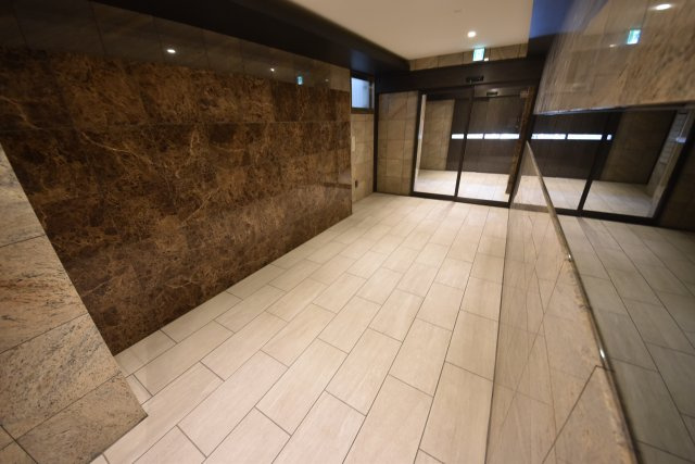 ラ・フォルム本町WESTのエントランス