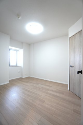 【洋室】 | 【上質リノベ】BELISTA吉島 | 【洋室約6.0帖】
心と体をゆったりと安らげる主寝室。
寝室のゆとりが大きい分だけ、
暮らしの安らぎは深まります。
一日の疲れを癒すだけでなく、
ご夫婦の親密な語らいを紡ぎ出します。