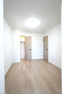 【洋室】 | 【上質リノベ】BELISTA吉島 | 【洋室約6.0帖】
どんな家具や敷物でも部屋に馴染みやすく、
コーディネートがし易そうですね。
配置も柔軟に対応できるので身の回りの整理もし易い！
自分好みの空間に出来そうですね！